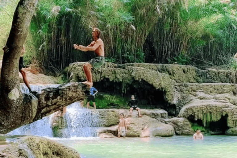 Luang Prabang: cascada de Kuang Si, tour de rafting en kayak1 km de kayak por el bosque, rafting, baño en Kuang Si y ecoturismo