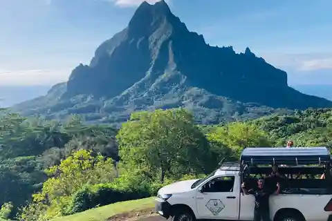 Moorea:4X4 safari excursion between land and sea with lunch