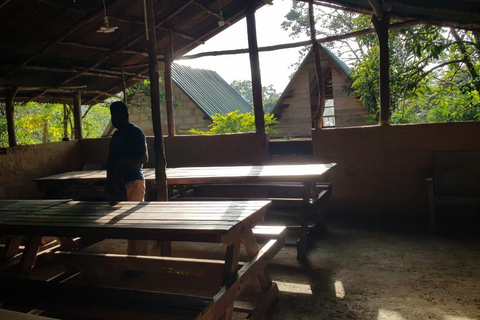 纳克尔斯峰探险和希洛亚村露营 2 日游