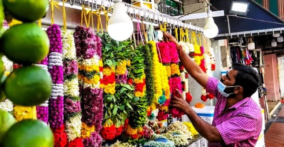 Singapore: Street Food & Ethnic Quarters Kick Scooter Tour