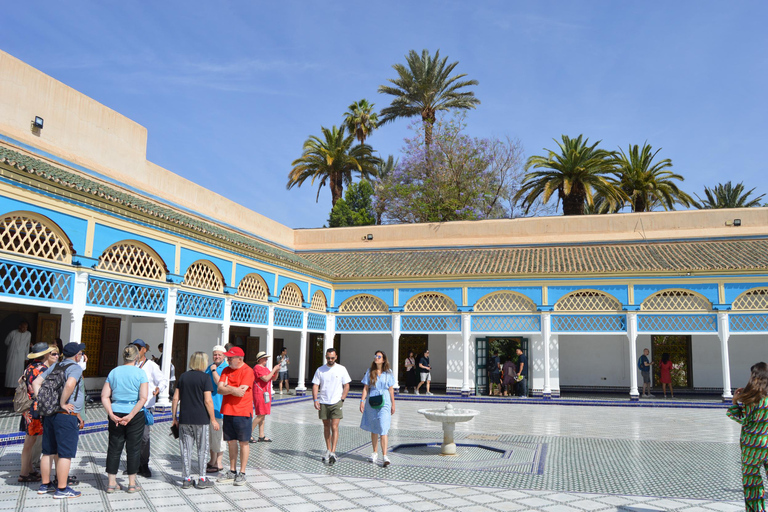 Marrakech: Bahia Palace Guided Walking Tour Shared Group Walking Tour in French– From the Meeting Point