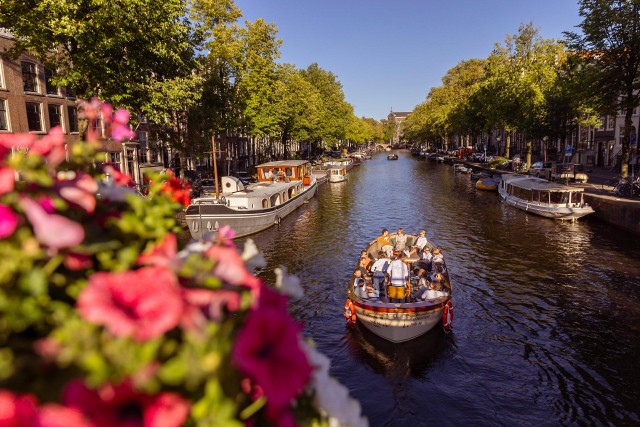 Visit Amsterdam: Canal Cruise with guide, Dutch snacks and Drinks in Amsterdam