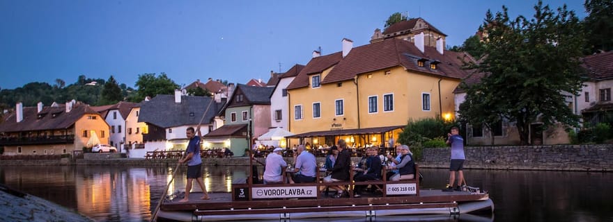 Český Krumlov : Croisière de l'Avent sur un radeau en bois