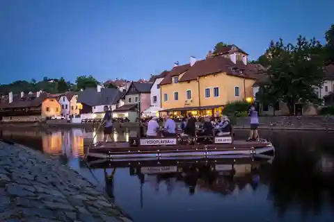 Český Krumlov: Advent Wooden Raft River Cruise