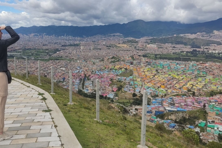 Bogotá: Comuna El Paraíso Tour with Cable Car Hotel Pickup outside the Candelaria Neighborhood