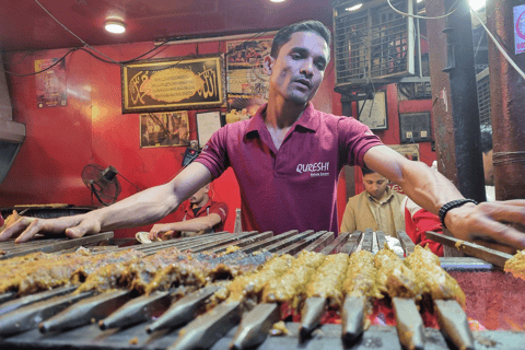 Delhi : Visite gastronomique de nuit avec dîner et visite d'un templeVisite gastronomique nocturne de Old Delhi avec dîner et visite d'un temple