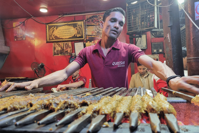 Delhi : Visite gastronomique de nuit avec dîner et visite d'un templeVisite gastronomique nocturne de Old Delhi avec dîner et visite d'un temple