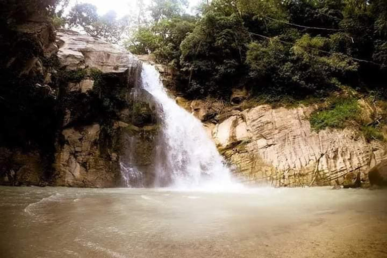 Ella :- Trasferimento privato in TukTuk alle cascate di Ellawala