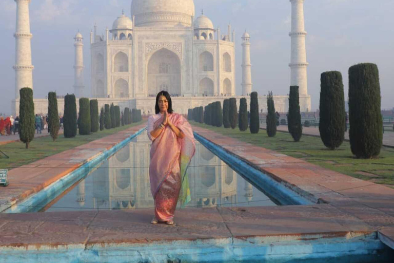 From Delhi Taj Mahal photoshoot in traditional Indian outfit From Delhi: Photoshoot+ Tickets+ Guide+ Rental saree & Kurta