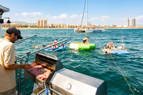 Barcelona: crucero en catamarán con comida barbacoaBarcelona: crucero con fiesta de 3 horas con barbacoa