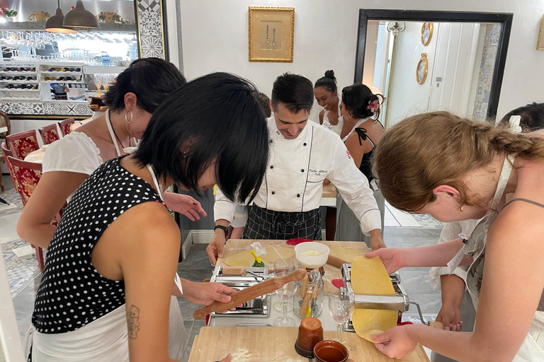 佛罗伦萨：意面制作课程，含晚餐、葡萄酒和... 唱歌！佛罗伦萨：意面制作课程，含晚餐、葡萄酒...还有歌唱！