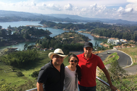 De Medellín: Tour particular em Guatape, El Peñol, passeio de barco