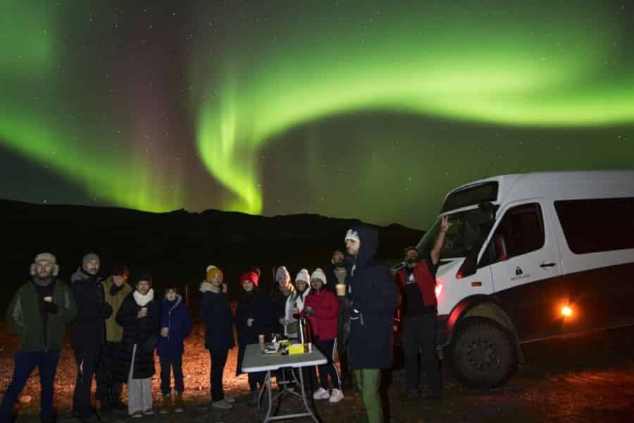 Nordlichter: Geländewagen-Abenteuer mit Leckereien und Fotos. Foto: GetYourGuide Nordlichter: Geländewagen-Abenteuer mit Leckereien und Fotos. Foto: GetYourGuide