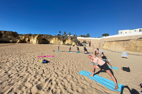 Yoga matinal na praia em Lagos pelo el Sol Lifestyle