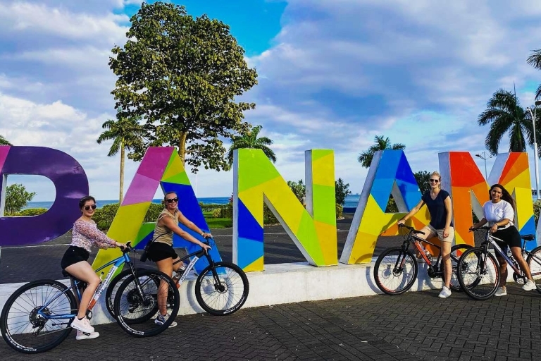 Panama City Bike Tour starend in Casco Viejo.