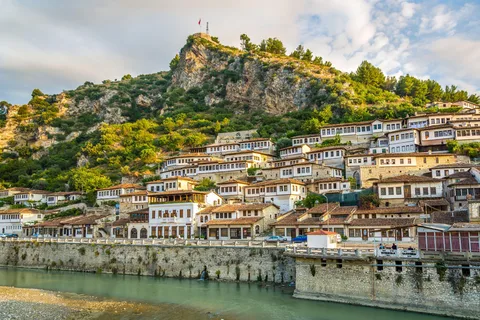 Da Tirana: tour di un giorno a Berat, patrimonio dell'UNESCO, e al lago di Belshi