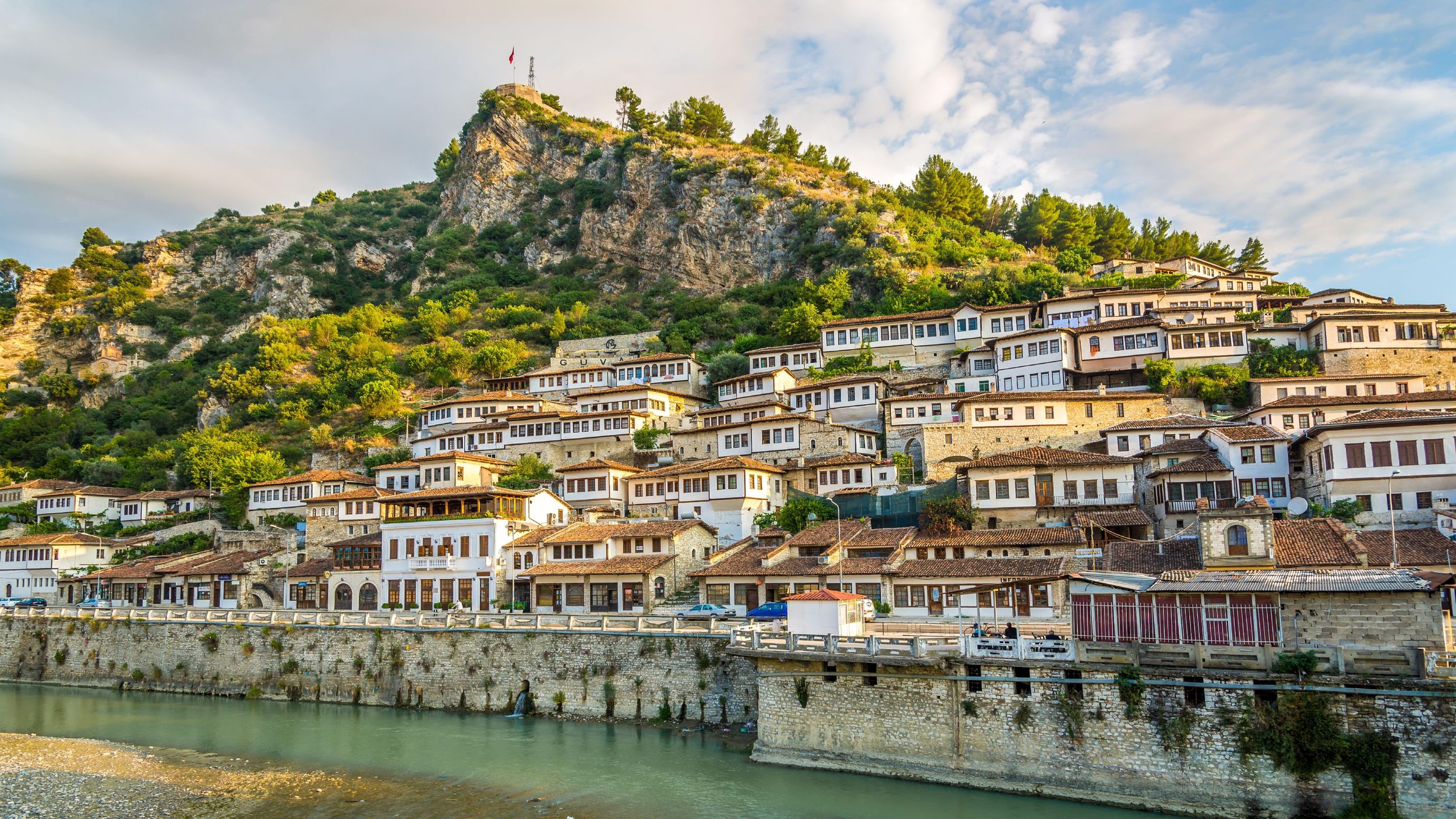 Von Tirana: Ganztagestour nach Berat (UNESCO-Weltkulturerbe) und zum Belshi-See