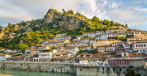 Von Tirana: Ganztagestour nach Berat (UNESCO-Weltkulturerbe) und zum Belshi-See