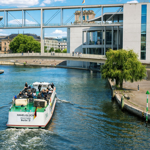 Berlin: Spree Cruise with Heated Electric Ship + Live Guide