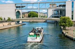 Berlin: Spreefahrt mit beheiztem Elektroschiff + Live Guide