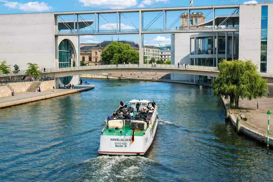 Berlin: Spreefahrt mit beheiztem Elektroschiff + Live Guide. Foto: GetYourGuide