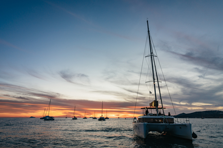 Santorini: Cruzeiro de catamarã com refeições e bebidasCruzeiro Premium ao Pôr do Sol c/ Churrasco e Bebidas