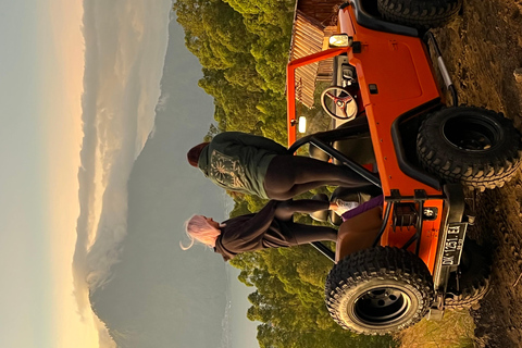 Kintamani hora dorada en jeep explora la montaña y las rocasKintamani: excursión de la hora dorada en jeep para explorar la montaña y las rocas