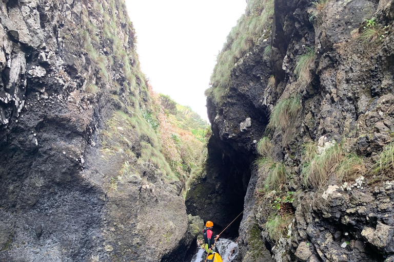 Flores: Ilhéus Inferior Canyoning met gids en snackCanyoning Ilhéus Inferior - Flores Eiland