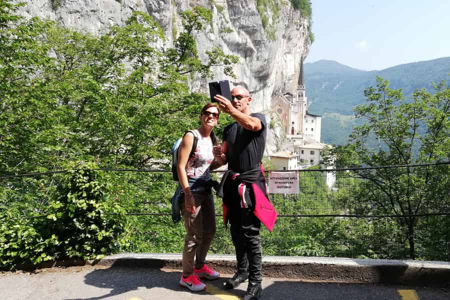 Ab Gardasee: Tour zur Wallfahrtskirche Madonna della Corona. Foto: GetYourGuide