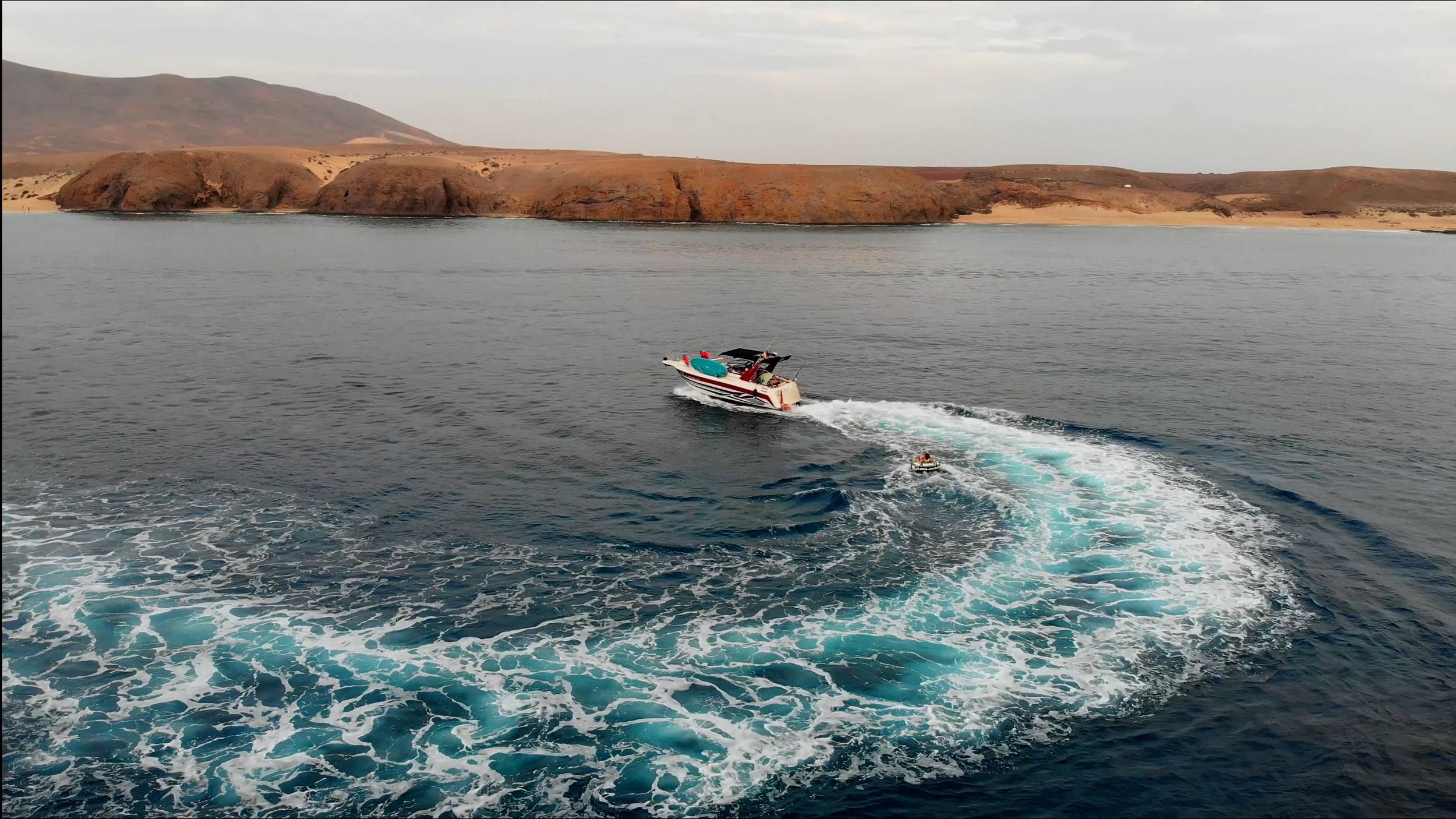 Lanzarote: Bootsfahrt mit Aperitif entlang der vulkanischen Küste