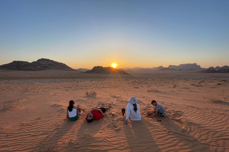 Excursion en jeep de 2 heures matin ou coucher de soleil dans le désert de Wadi RumExcursion en jeep de 2 heures (matin ou coucher de soleil) dans le désert de Wadi Rum