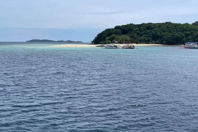 Excursión a la isla de Coron en catamarán de lujo: