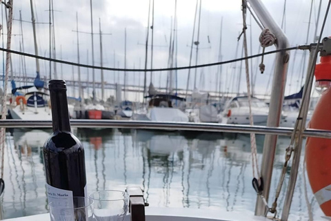 Ekskluzywny rejs o zachodzie słońca z lokalnym winem i portugalskimi przekąskamiPrywatna wycieczka dla grupy 2/3 godziny rejsem o zachodzie słońca z przekąskami i drinkiem po