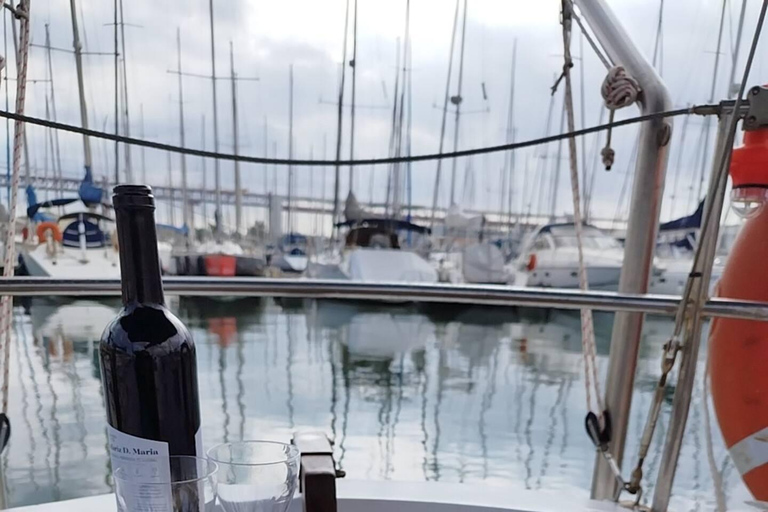 Ekskluzywny rejs o zachodzie słońca z lokalnym winem i portugalskimi przekąskamiPrywatna wycieczka dla grupy 2/3 godziny rejsem o zachodzie słońca z przekąskami i drinkiem po