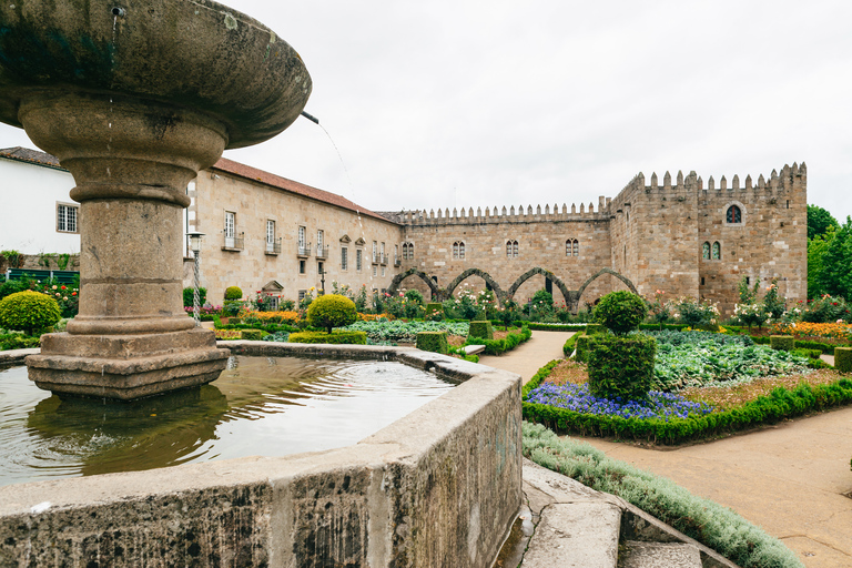 Desde Oporto: tour de día a Braga y Guimarães con almuerzoRecogida y regreso al hotel incluidos.