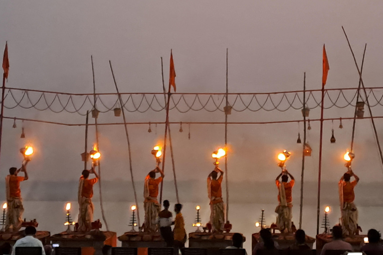 Varanasi: Passeio de barco ao nascer do sol com cerimônia de Chai e ArtiPasseio guiado de barco pela manhã no sagrado rio Ganga