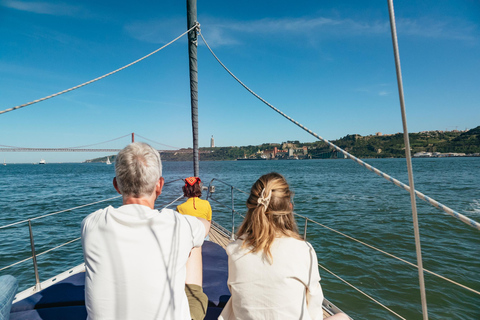 Lissabon: Stadssilhuett Segelbåtskryssning med drink och snacksDay Cruise på engelska