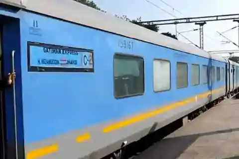 From Delhi: Taj Mahal & Agra Tour by Gatimaan Express Train
