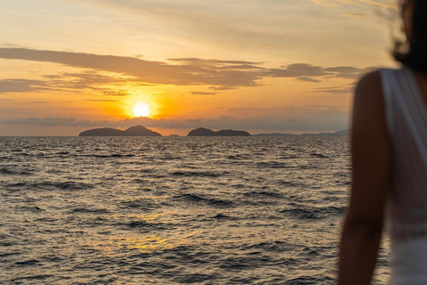 Phuket : Excursion de luxe d&#039;une journée aux îles Phi Phi