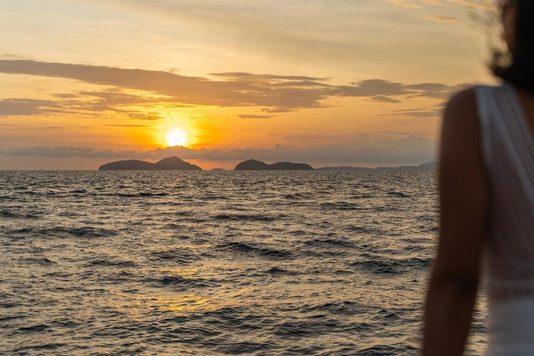 Phuket : Excursion de luxe d&#039;une journée aux îles Phi Phi