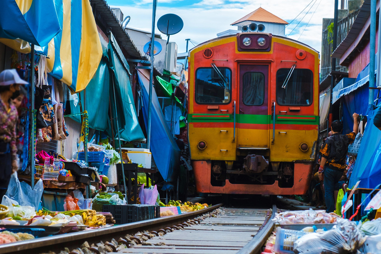 Bangkok: Maeklong Railway Market and Floating Markets Tour