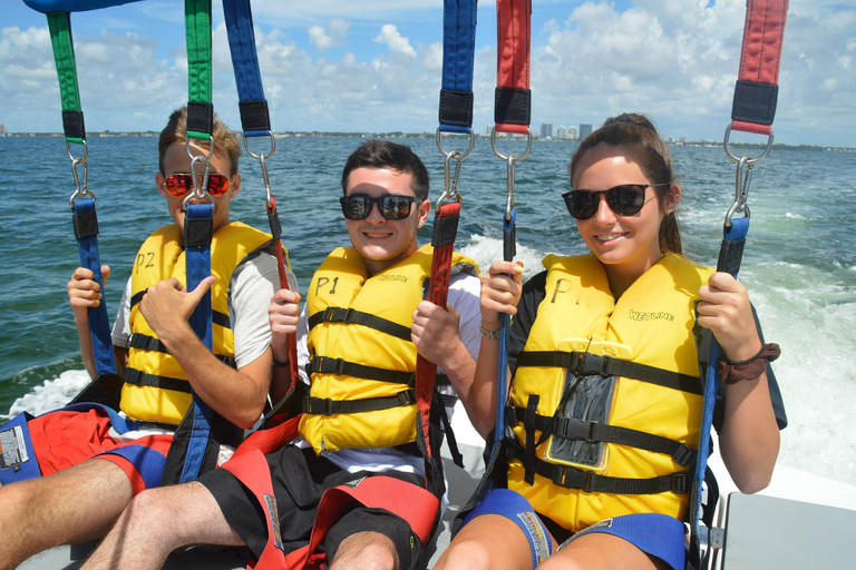 Miami: Parasailing w zatoce Biscayne BayMiami: Parasailing z podatkami i opłatami wliczonymi w cenę