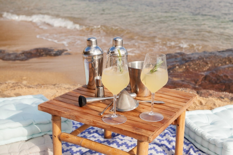 Mykonos: afgelegen Griekse cocktailproeverij bij zonsondergang op het strandMykonos: Prive-strand zonsondergang Griekse cocktail proeverij