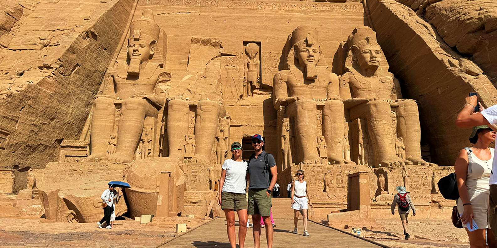 アスワン発：アブ・シンベル神殿とネフェルタリ神殿を飛行機で