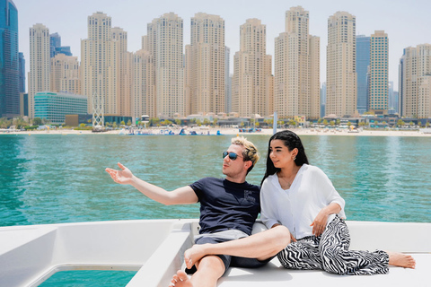 Dubai, Dubai Marina Sightseeing-kryssning med utsikt över Ain WheelSightseeingkryssning i småbåtshamn ombord på en yacht