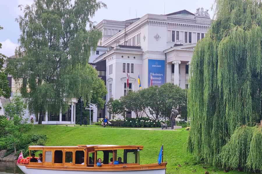 Riga: Kanal- und Daugava-Fahrt auf einem historischen Holzboot. Foto: GetYourGuide