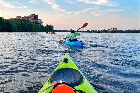 Montréal: Sunset Kayak Excursion Montreal: Sunset Kayak – Guided Day Trip in English