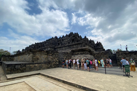 Amanecer desde la colina de Setumbu Templo de Borobudur y PrambananAmanecer en Borobudur desde la colina de Setumbu Templo de Prambanan