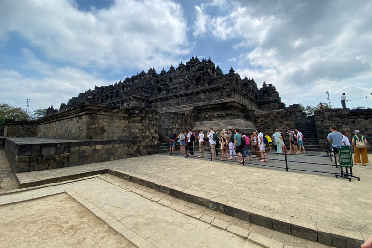 Amanecer desde la colina de Setumbu Templo de Borobudur y PrambananAmanecer en Borobudur desde la colina de Setumbu Templo de Prambanan