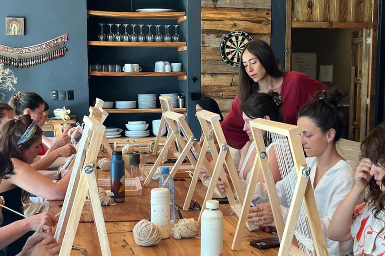 Learn the art of weaving with natural fibers in San José